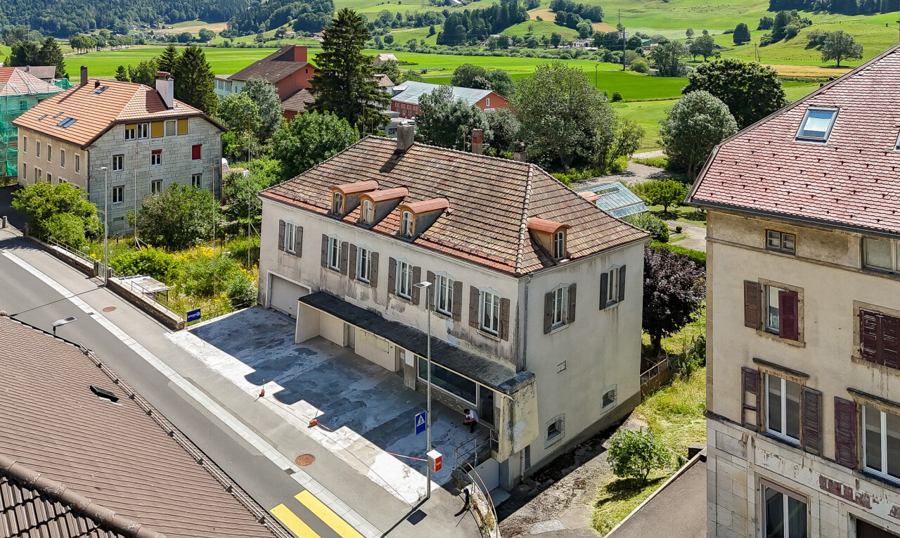 façade avec bardage en stuc, garage intégré, et allée