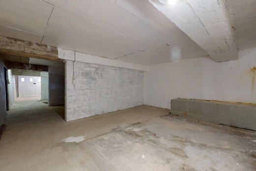 pièce vide avec sous-sol et inside property