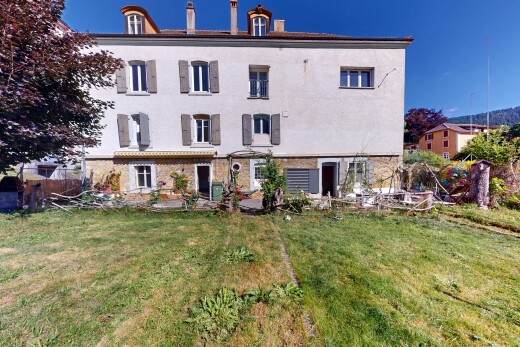 façade avec property visible, pelouse, cheminée, bardage en stuc, et bardage en brique