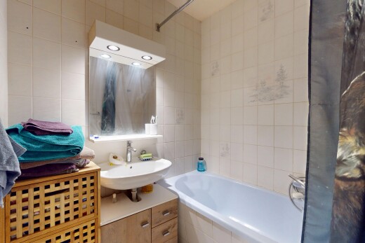 salle de bains avec tile wall, mur en carrelage, salle de bain complète, bain, et inside property