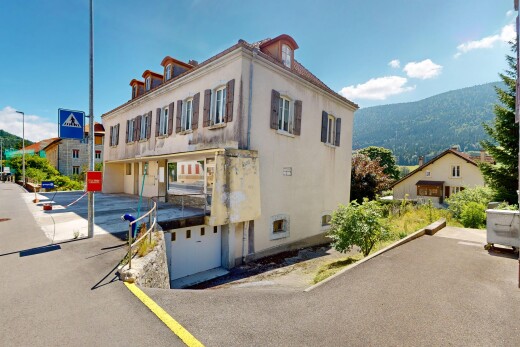 façade avec day time, mountain view, vue sur la montagne, bardage en stuc, et garage intégré