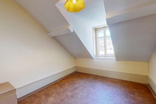 pièce vide avec inside property, natural light, lumière naturelle, drywall, et cloison sèche