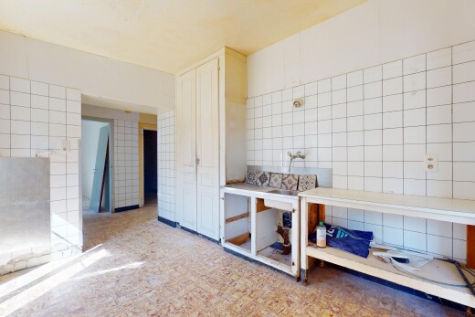 cuisine avec tile wall, mur en carrelage, et inside property