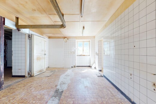 pièce vide avec mur en carrelage, tile wall, lumière naturelle, et natural light