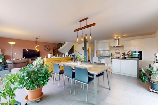 wohn- / esszimmer mit fernseher, treppen, inside property, gipskartonwand, und drywall