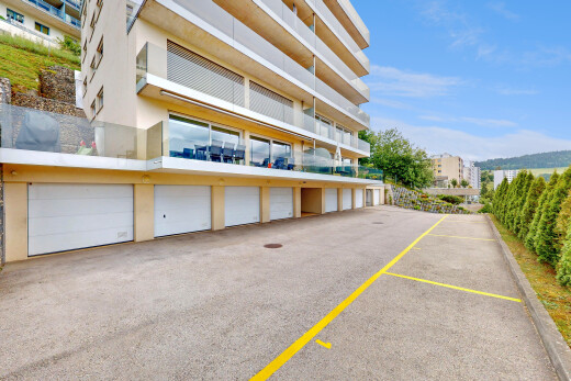 außenansicht mit gemeinschaftsgaragen und day time