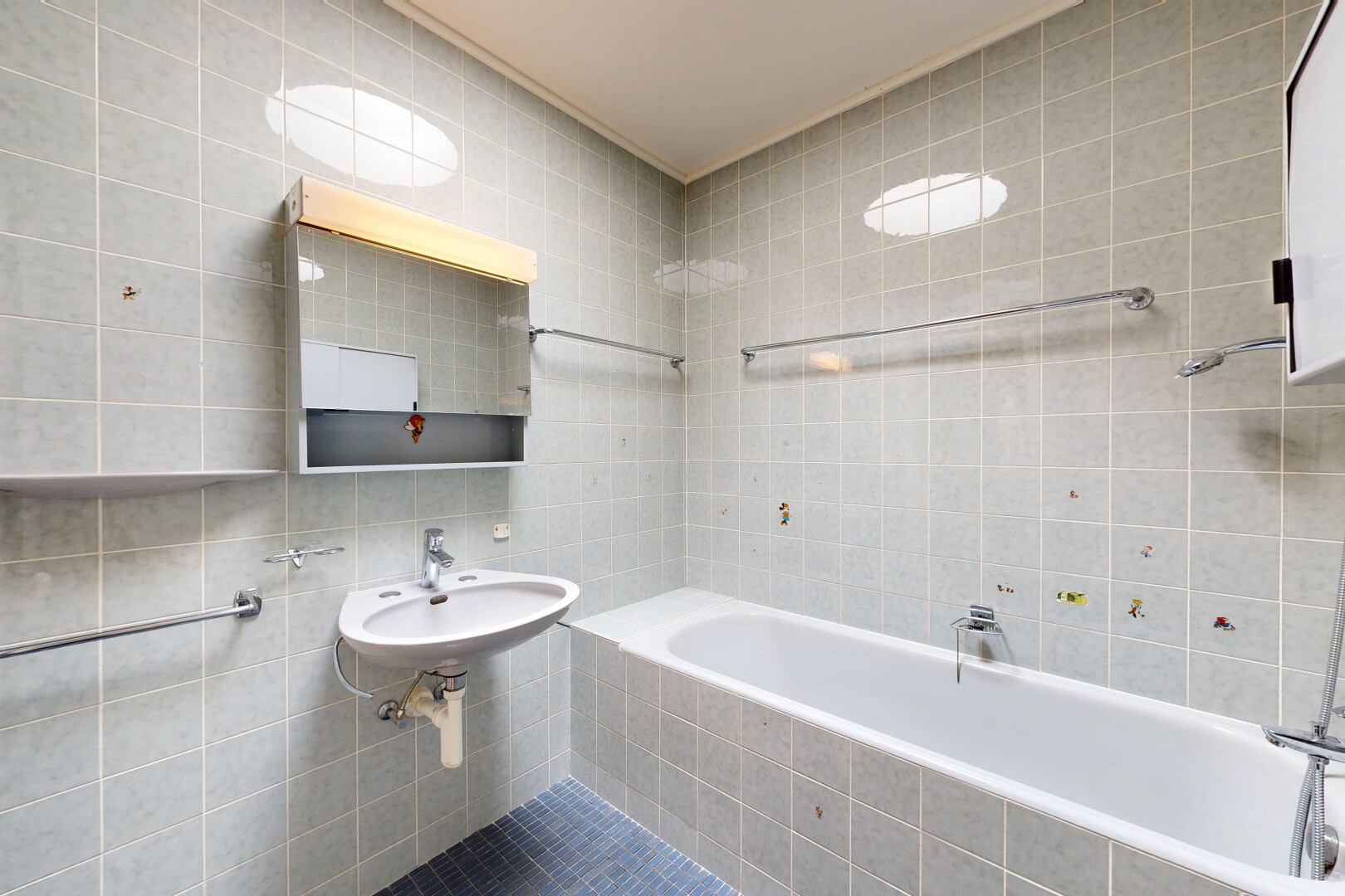 bad mit fliesenwand, tile wall, spiegel, bad, und komplettes badezimmer