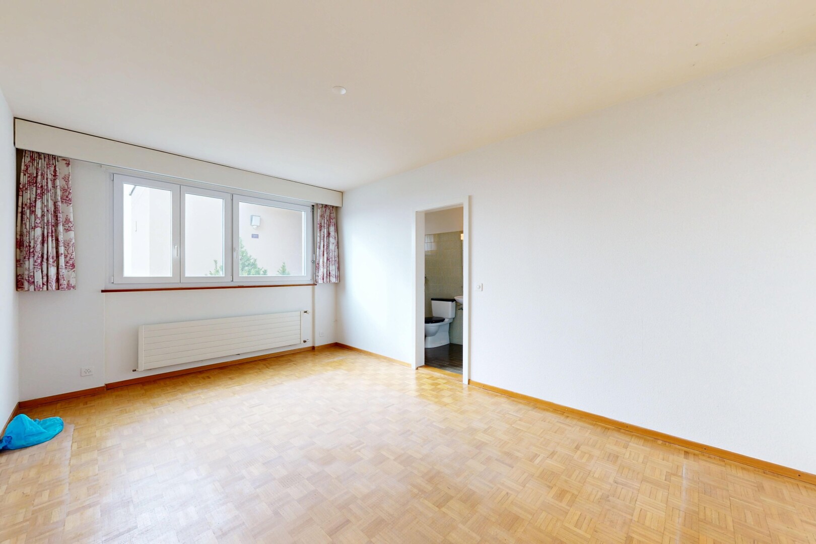 leerer raum mit kühler, wood finish floor, holzfußboden, drywall, und gipskartonwand