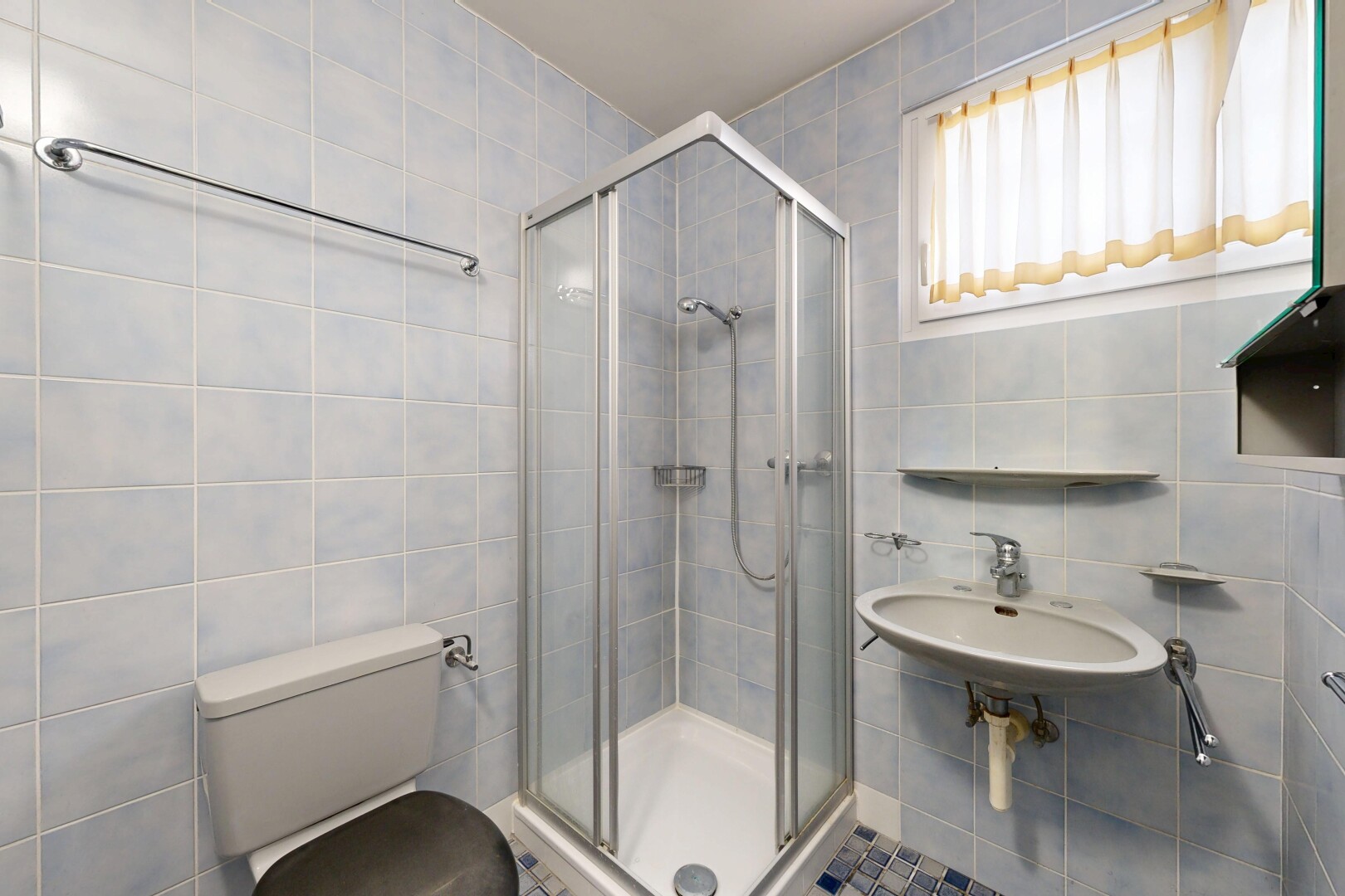 bad mit fliesenwand, tile wall, toilette, komplettes badezimmer, und dusche