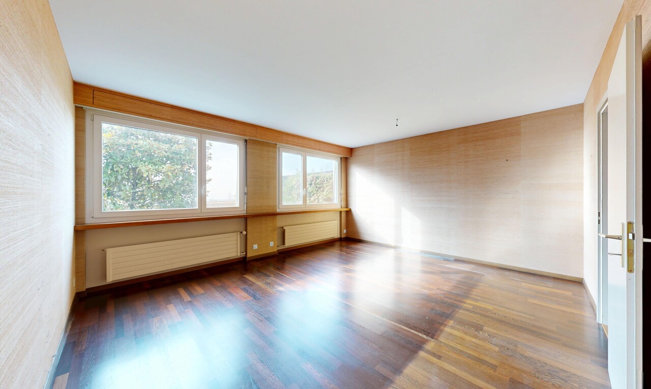 leerer raum mit kühler, holzfußboden, wood finish floor, inside property, und natürliches licht
