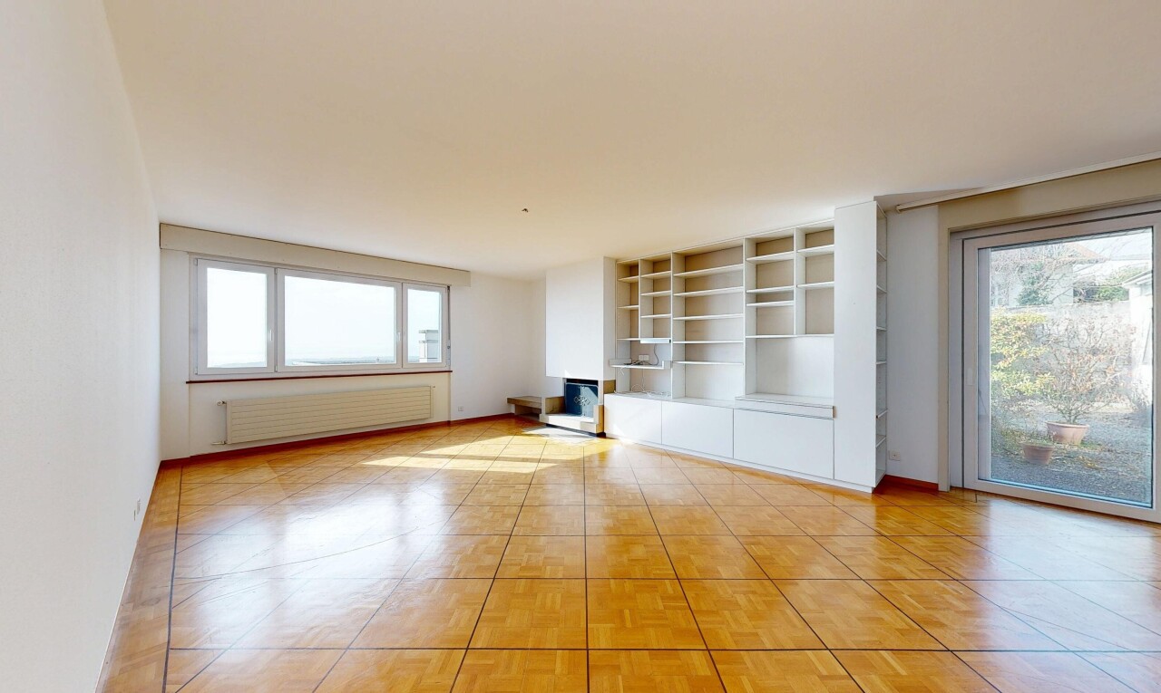 leerer raum mit inside property, kühler, gipskartonwand, drywall, und natürliches licht