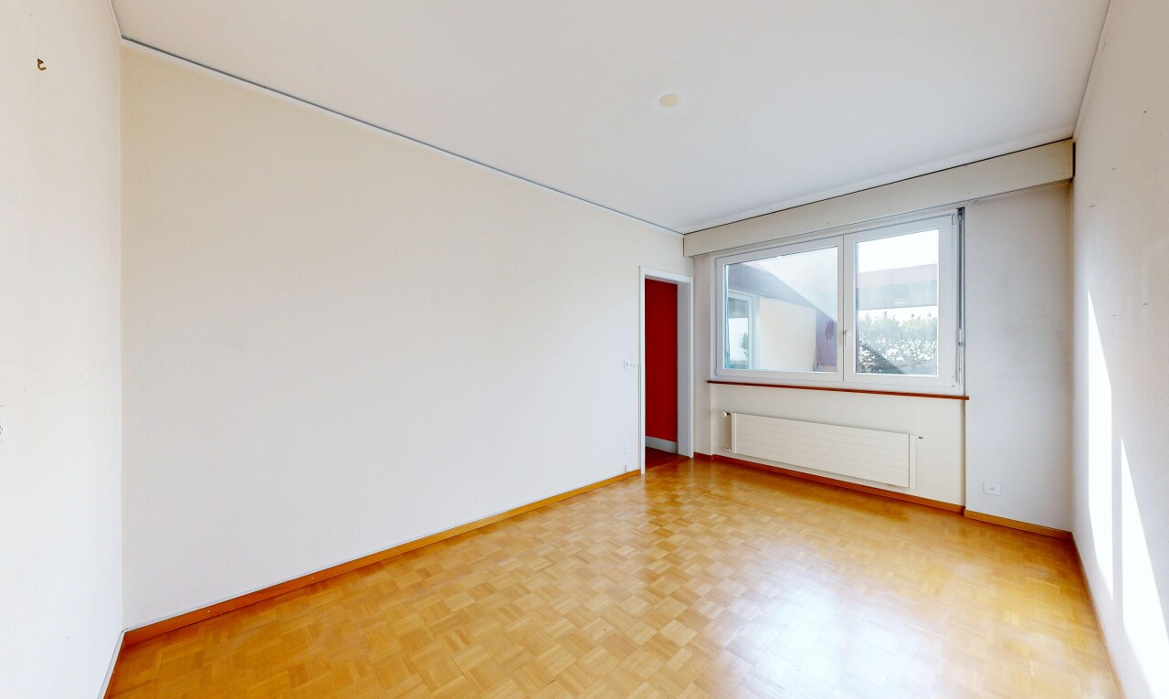 leerer raum mit kühler, holzfußboden, wood finish floor, parquet floor, und gipskartonwand