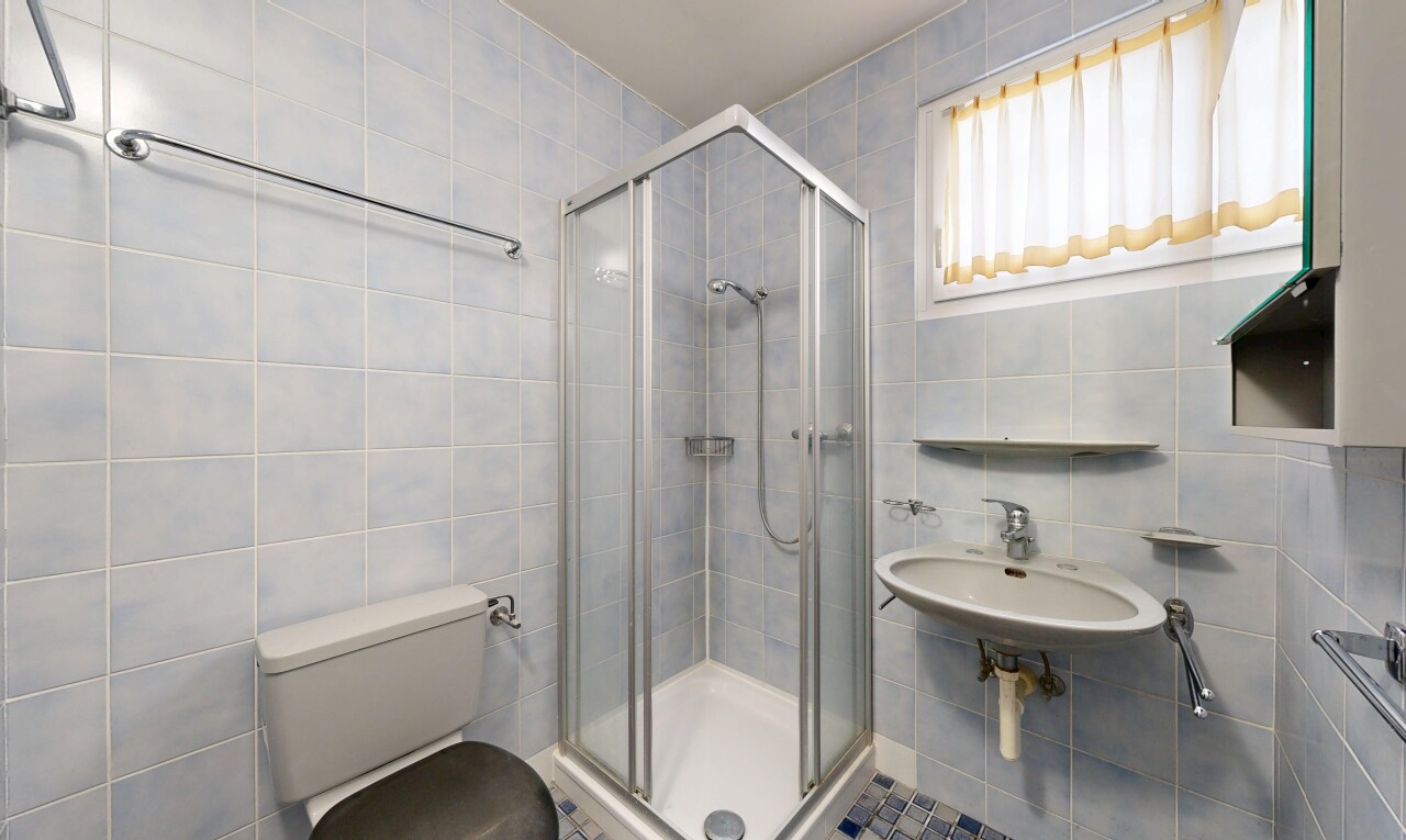 bad mit fliesenwand, tile wall, toilette, komplettes badezimmer, und dusche