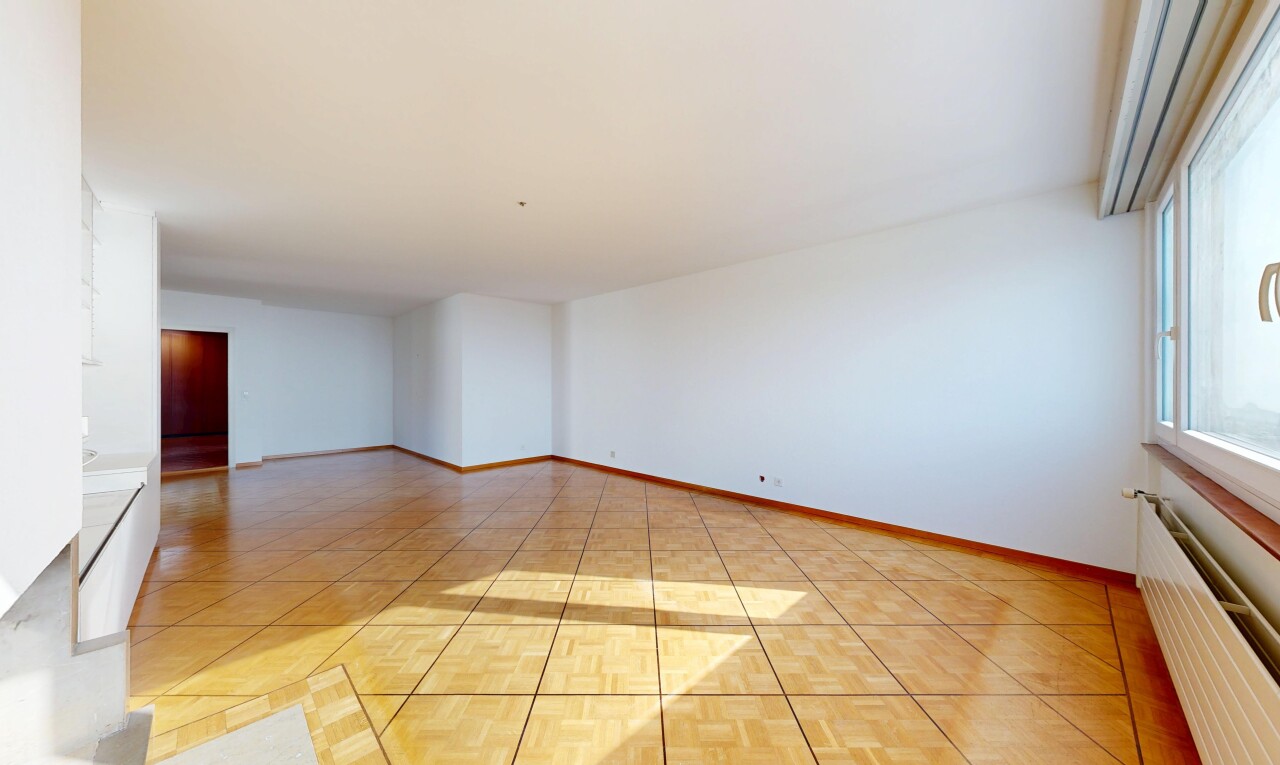 leerer raum mit inside property, kühler, drywall, gipskartonwand, und light floor