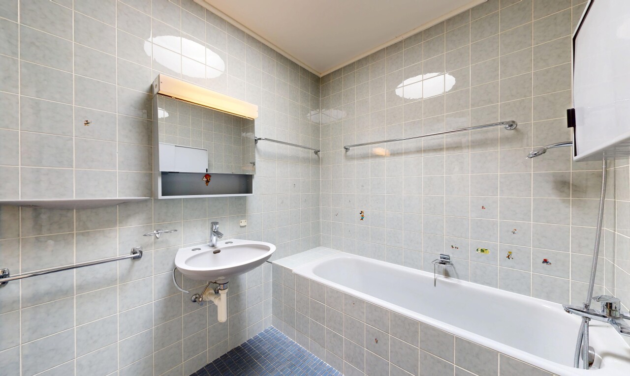 bad mit fliesenwand, tile wall, spiegel, bad, und komplettes badezimmer