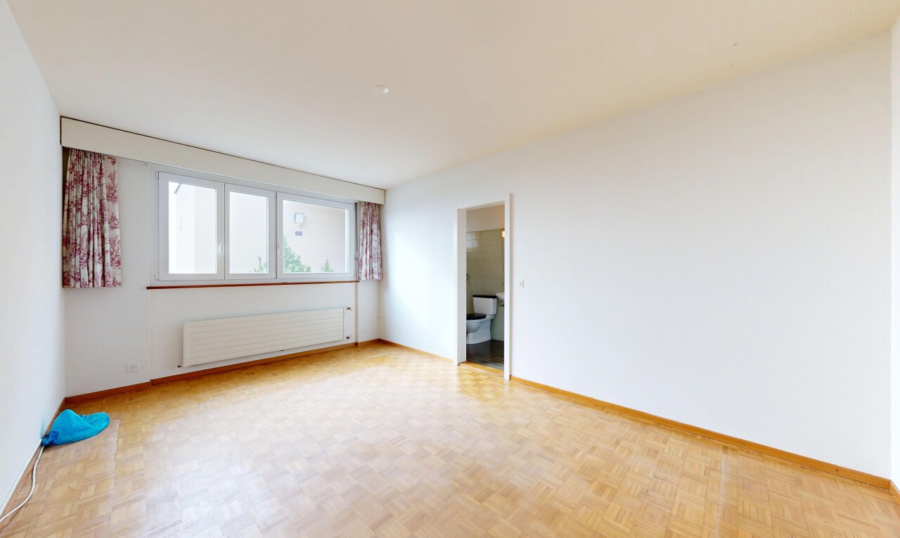 leerer raum mit kühler, wood finish floor, holzfußboden, drywall, und gipskartonwand