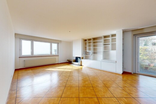leerer raum mit inside property, kühler, gipskartonwand, drywall, und natürliches licht