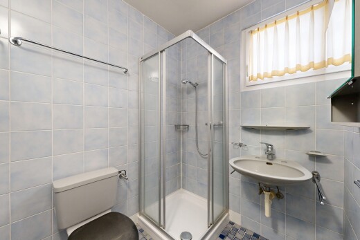 bad mit fliesenwand, tile wall, toilette, komplettes badezimmer, und dusche