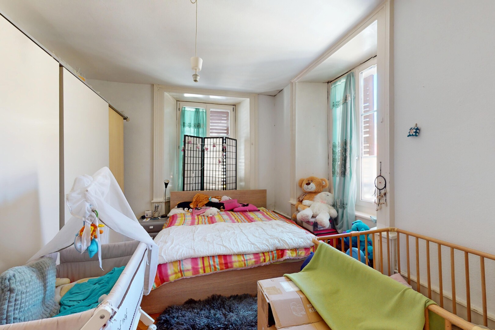 chambre avec lumière naturelle et cloison sèche