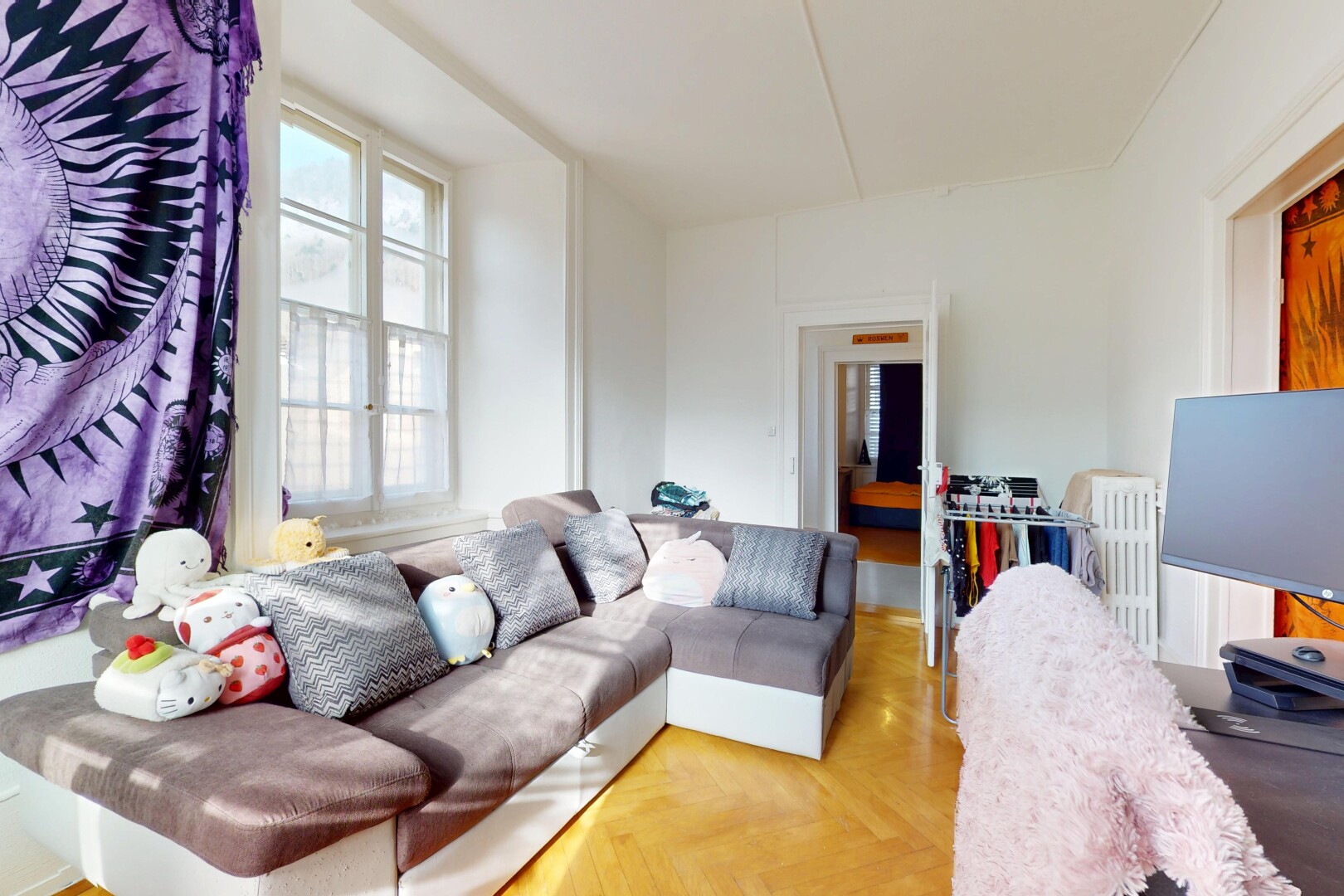 salon avec lumière naturelle et cloison sèche