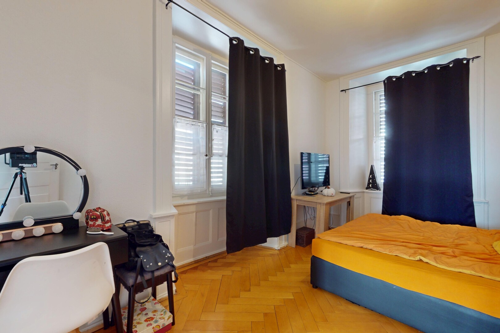 chambre avec télévision, lumière naturelle, et cloison sèche