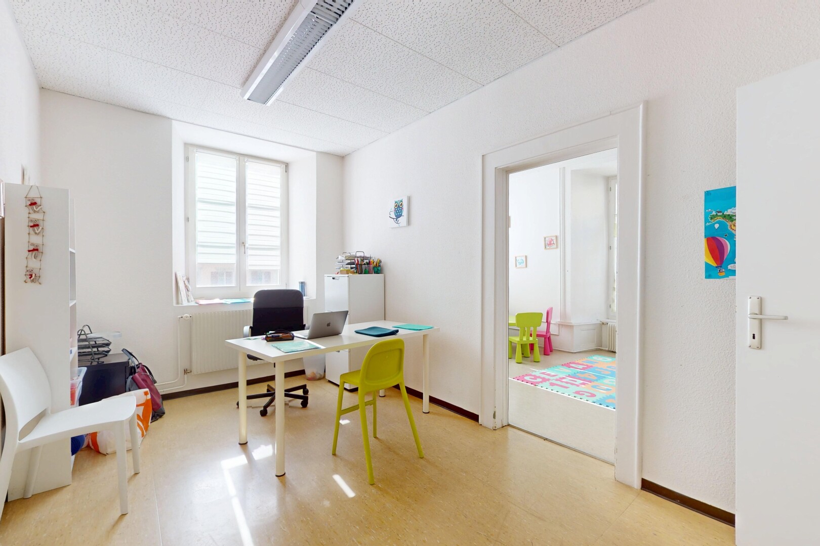 bureau avec lumière naturelle, espace bureau, radiateur, et cloison sèche
