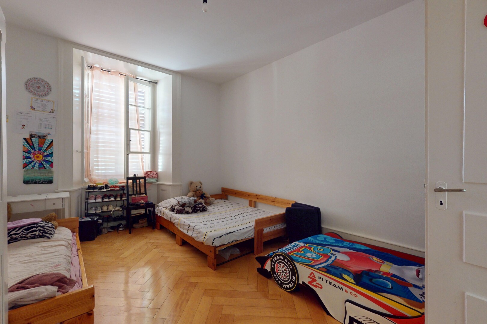 chambre avec lumière naturelle et cloison sèche