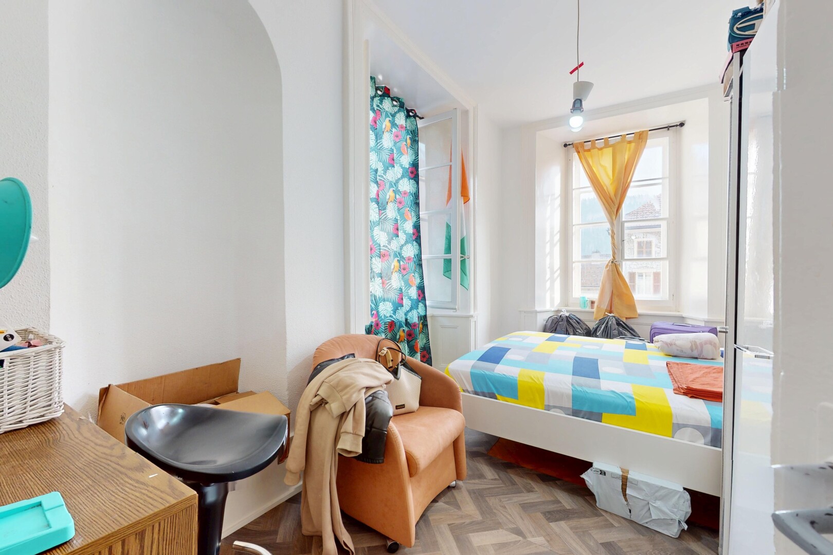 chambre avec lumière naturelle, passages en arc, et cloison sèche