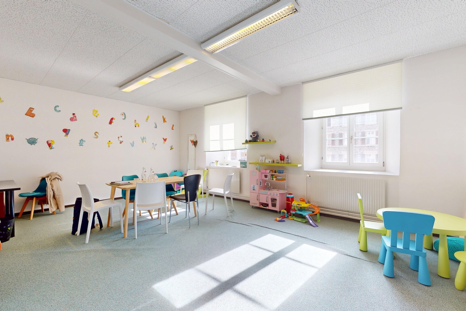 salle à manger avec cloison sèche, lumière naturelle, moquette, radiateur, et plafond texturé