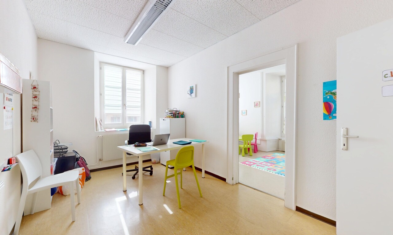 bureau avec lumière naturelle, espace bureau, radiateur, et cloison sèche