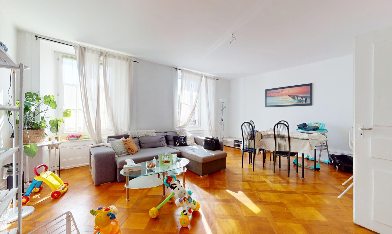 salon / salle à manger avec lumière naturelle, cloison sèche, et radiateur