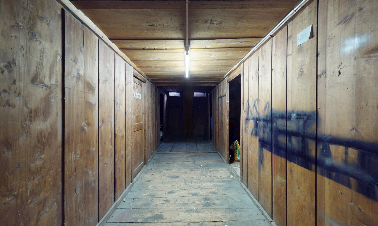 couloir avec plafond en bois et mur en bois