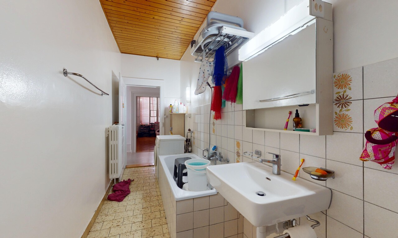 salle de bains avec plafond en bois, cloison sèche, salle de bain complète, bain, et radiateur