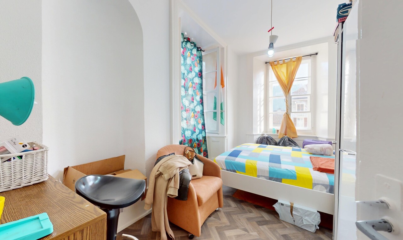 chambre avec lumière naturelle, passages en arc, et cloison sèche