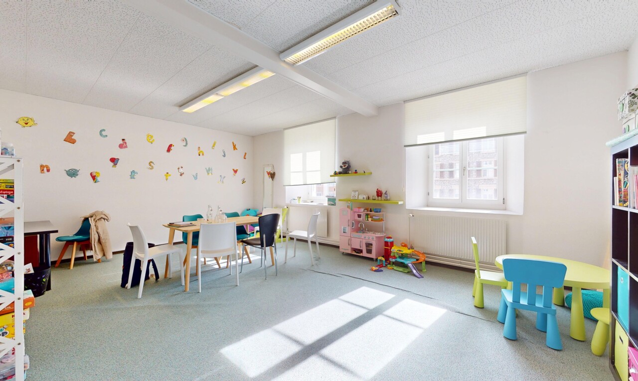 salle à manger avec cloison sèche, lumière naturelle, moquette, radiateur, et plafond texturé