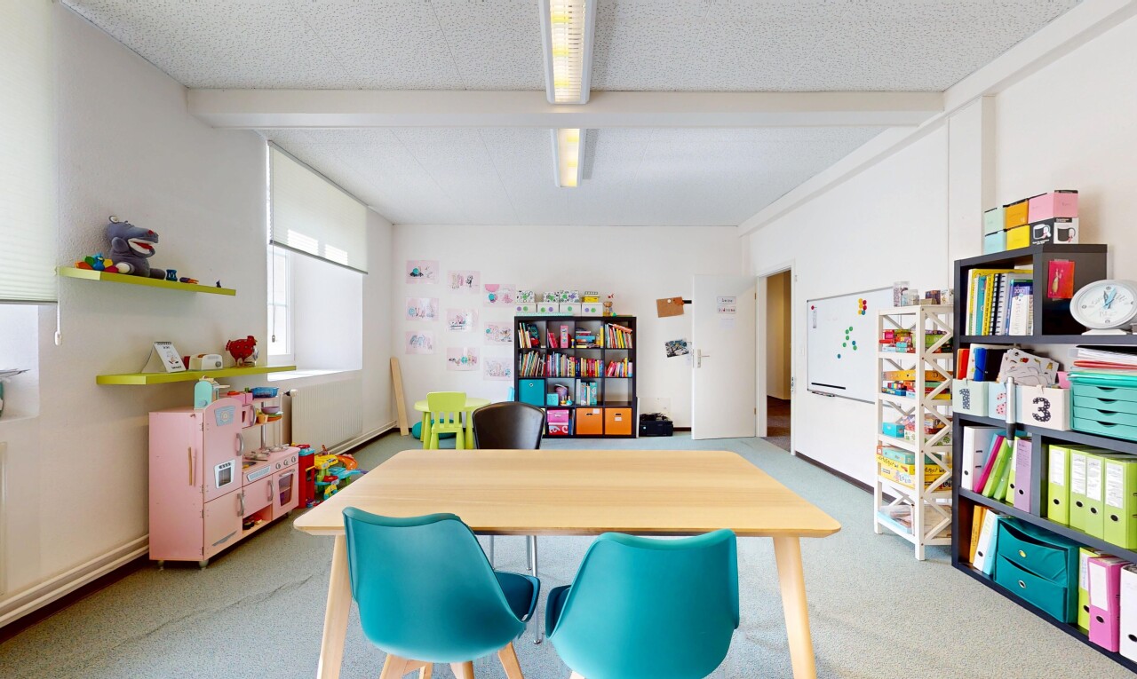 salle à manger avec plafond à poutres, moquette, et cloison sèche