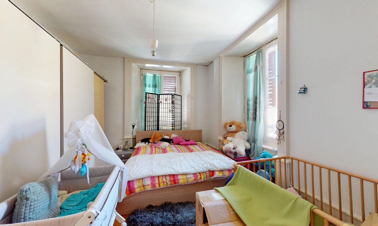 chambre avec lumière naturelle et cloison sèche