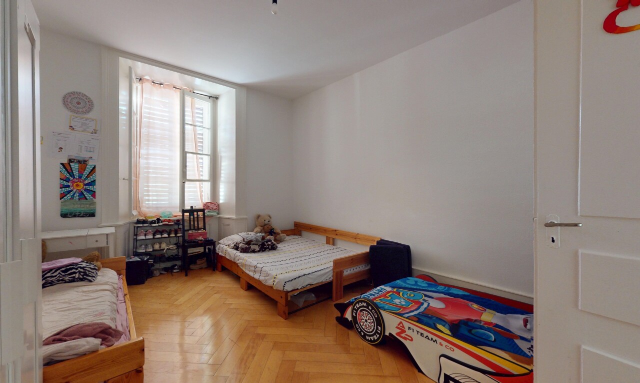 chambre avec lumière naturelle et cloison sèche