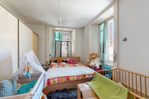 zimmer / schlafzimmer mit natürliches licht und gipskartonwand