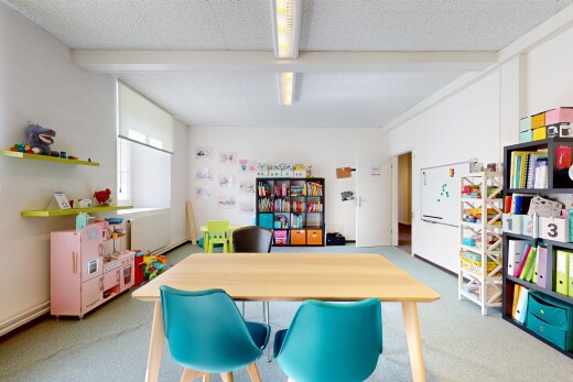 salle à manger avec plafond à poutres, moquette, et cloison sèche