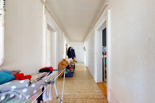 halle / korridor mit vinylboden und strukturierte wand