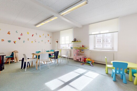 esszimmer mit natürliches licht, spritzputz decke, teppich, gipskartonwand, und kühler