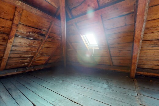 pièce vide avec plafond voûté, sol en finition bois, et plafond bas