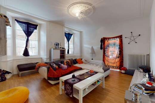 wohnzimmer mit holzfußboden, natürliches licht, gipskartonwand, und kühler