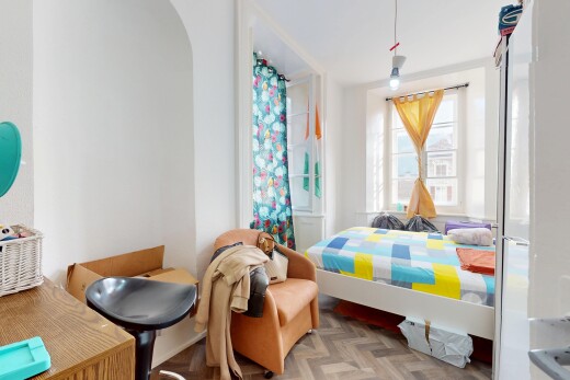 zimmer / schlafzimmer mit gewölbte gehwege, natürliches licht, und gipskartonwand