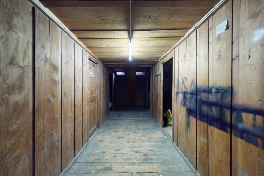 couloir avec plafond en bois et mur en bois