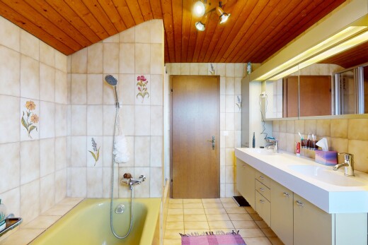 bad mit spiegel, komplettes badezimmer, tile floor, fliesenboden, und inside property