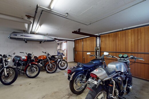 fitnessstudio mit concrete floor, garage, unfinished concrete floor, und inside property