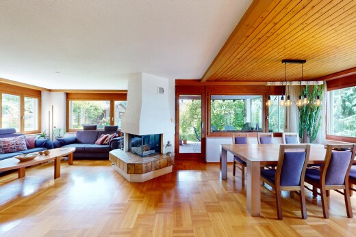 wohn- / esszimmer mit bemerkenswerter kronleuchter, natural light, natürliches licht, parquet floor, und drywall