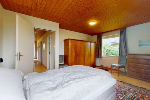 zimmer / schlafzimmer mit wood ceiling, holzdecke, inside property, natural light, und natürliches licht